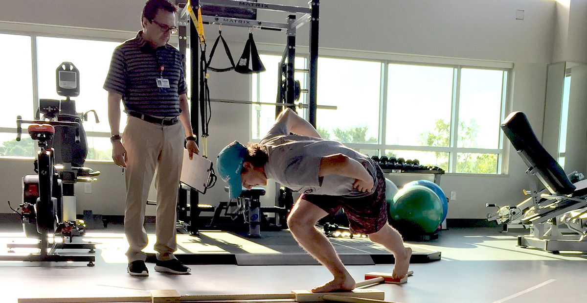 Sports medicine patient does exercises with SRH physical therapist.